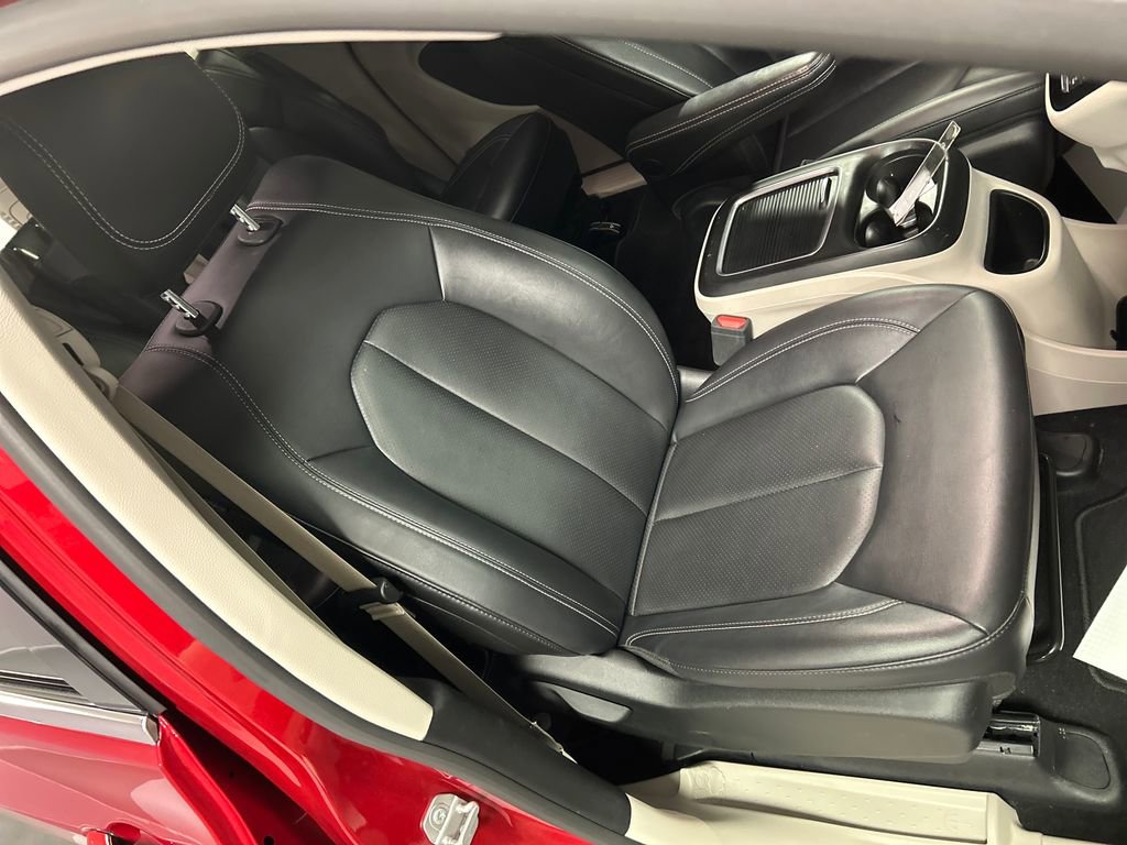 Used 2024 Chrysler Pacifica Select image 26
