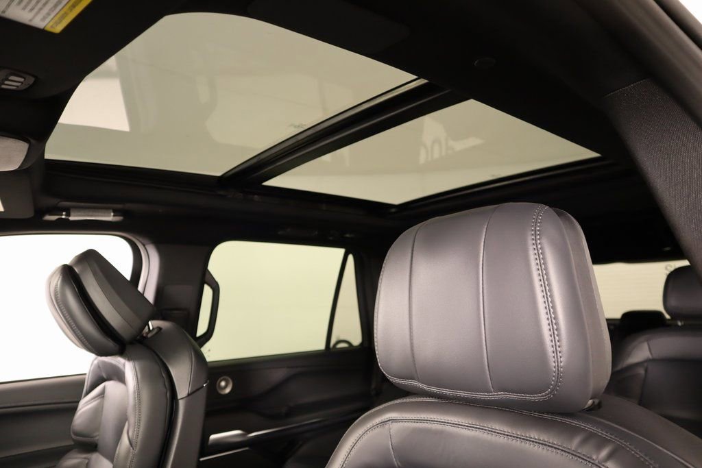 New 2025 Lincoln Navigator Reserve w/ Jet Appearance Package image 17