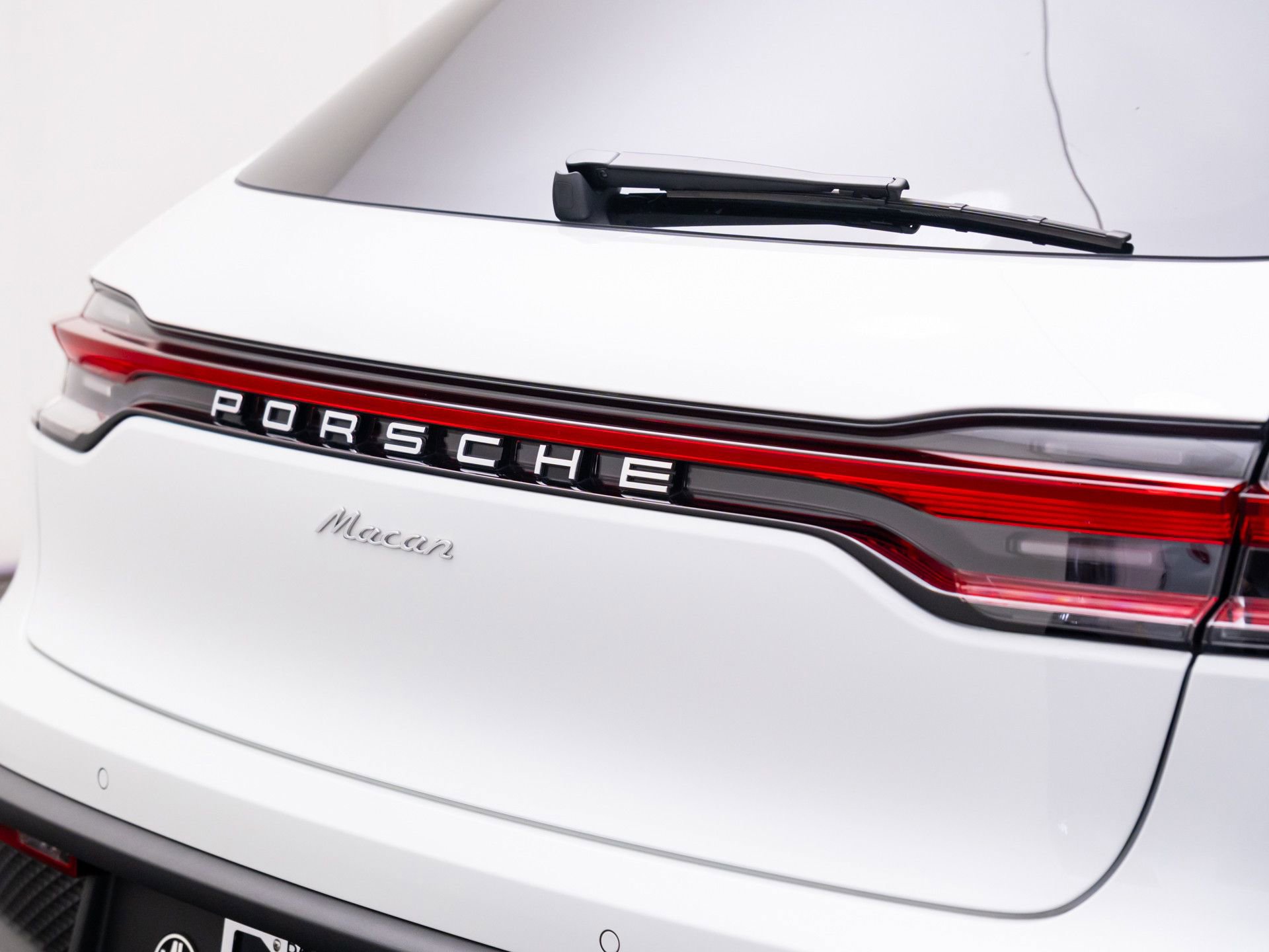 Certified 2025 Porsche Macan image 30