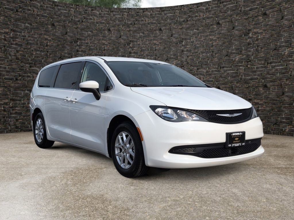 Used 2022 Chrysler Voyager LX image 2