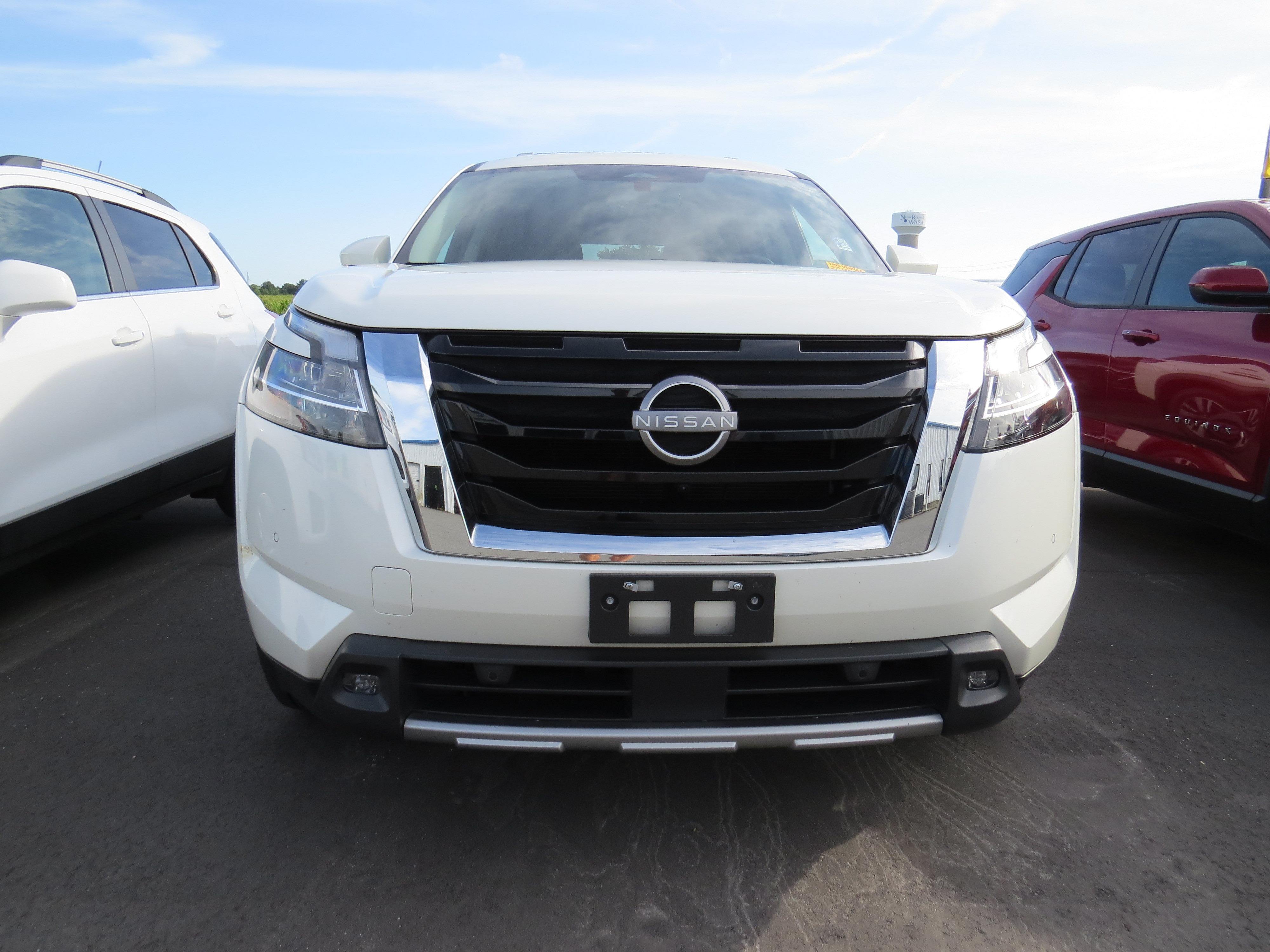 Used 2023 Nissan Pathfinder SL AWD/4WD image 2