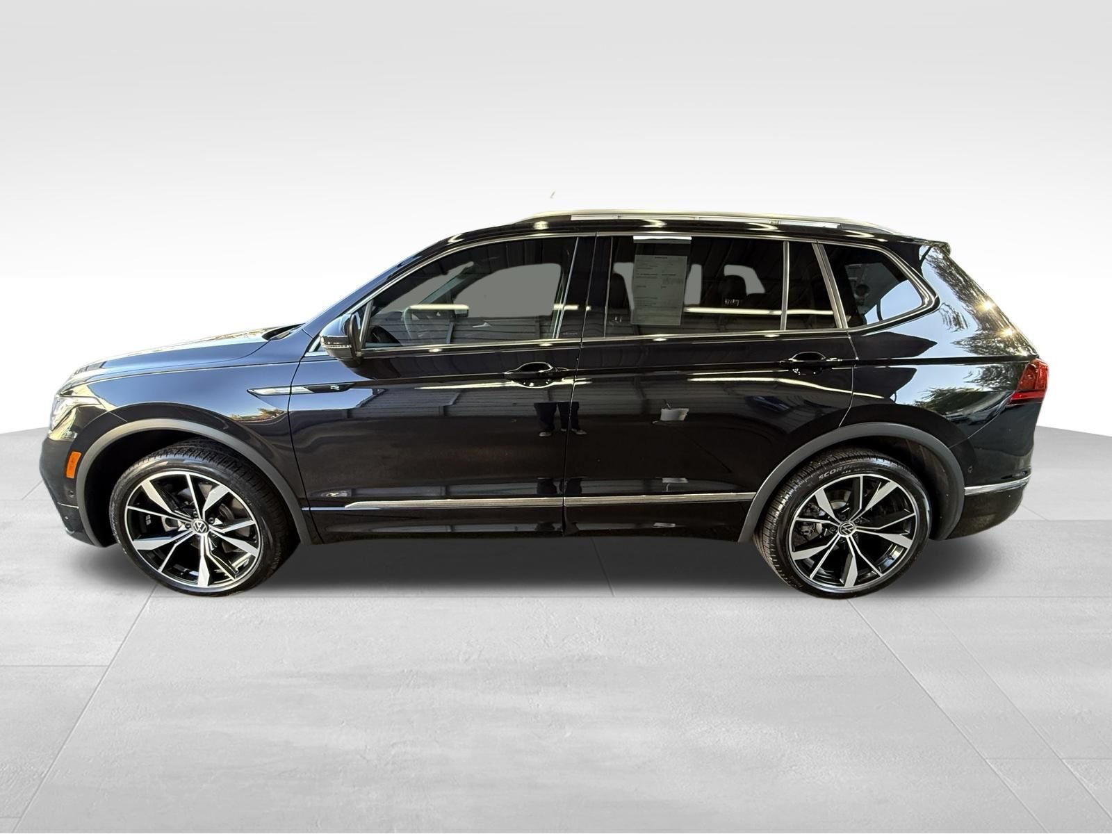 Used 2024 Volkswagen Tiguan SEL R-Line AWD/4WD image 9