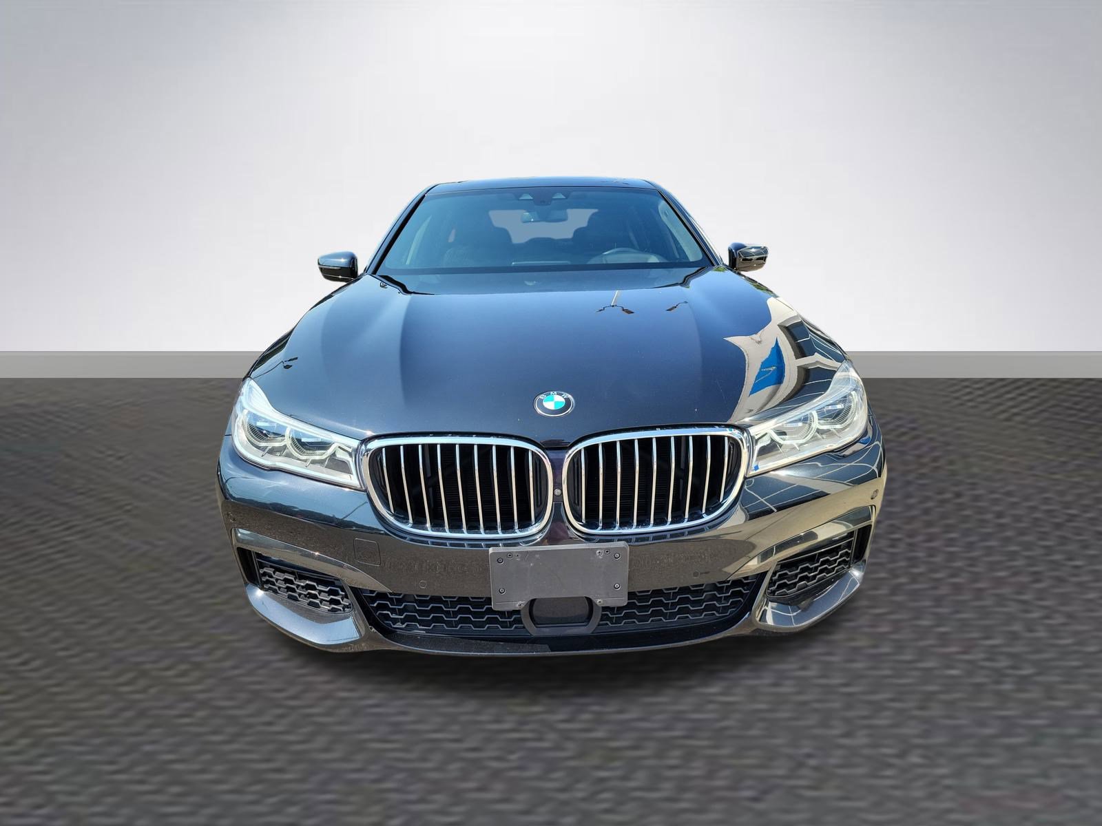 Used 2019 BMW 750i xDrive w/ Executive Package image 2