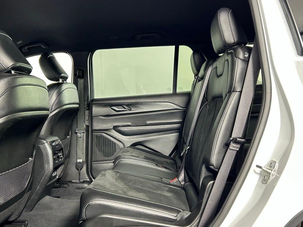 Used 2024 Jeep Grand Cherokee L Laredo image 16