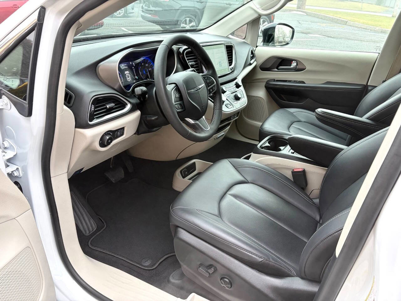 Used 2024 Chrysler Pacifica Touring-L image 6