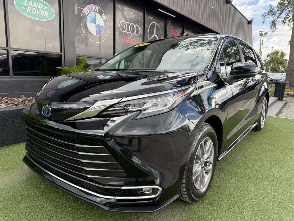 Used 2023 Toyota Sienna XLE image 1