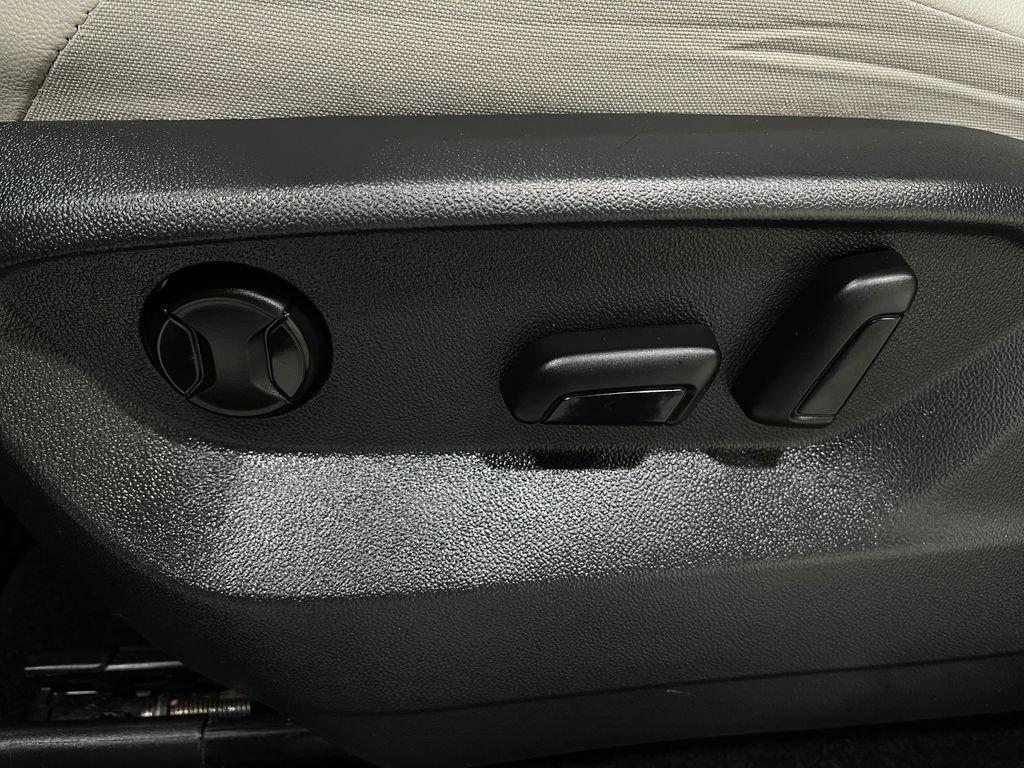 Used 2021 Volkswagen Tiguan SE w/ Panoramic Sunroof Package image 15