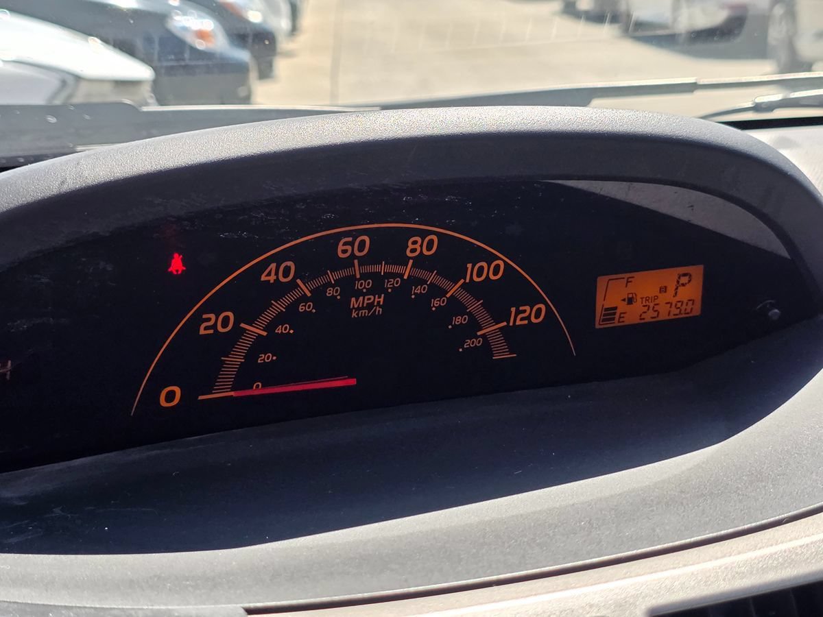 Used 2010 Toyota Yaris 4-Door Hatchback FWD image 36