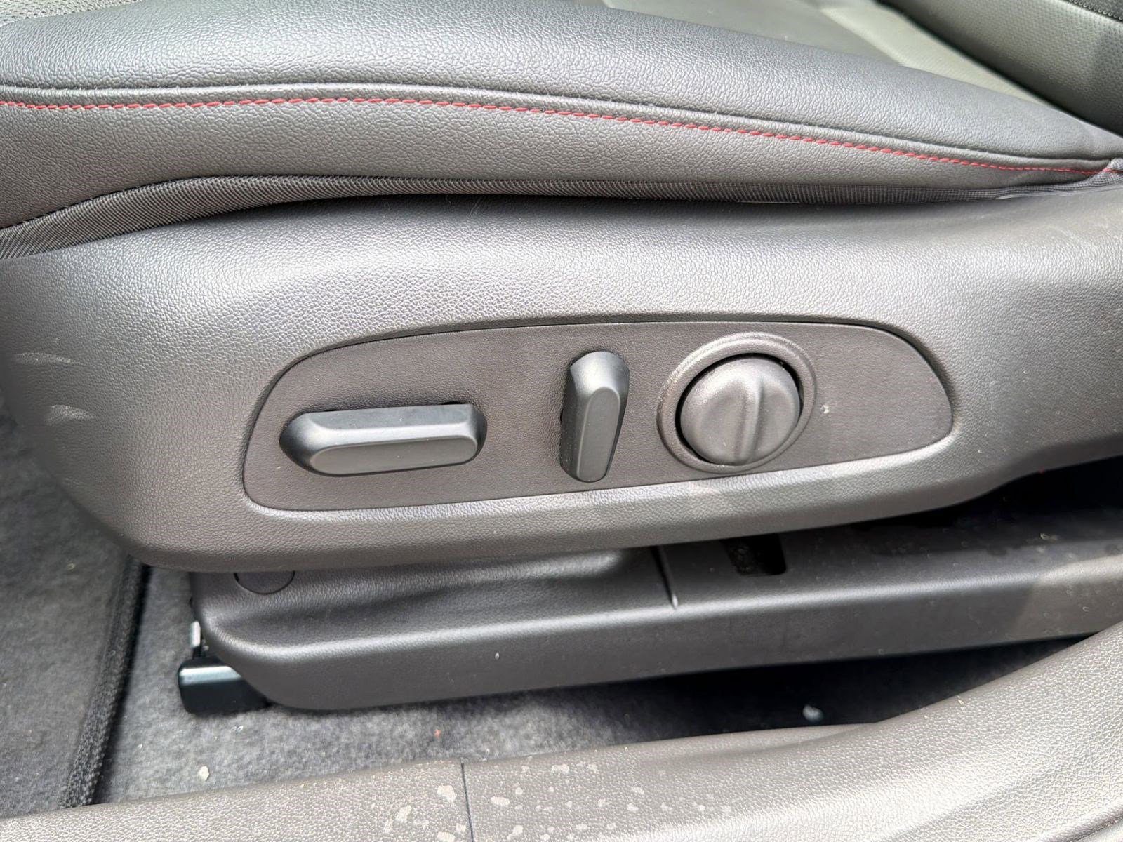 Certified 2025 Chevrolet Trax RS w/ Sunroof Package FWD image 14
