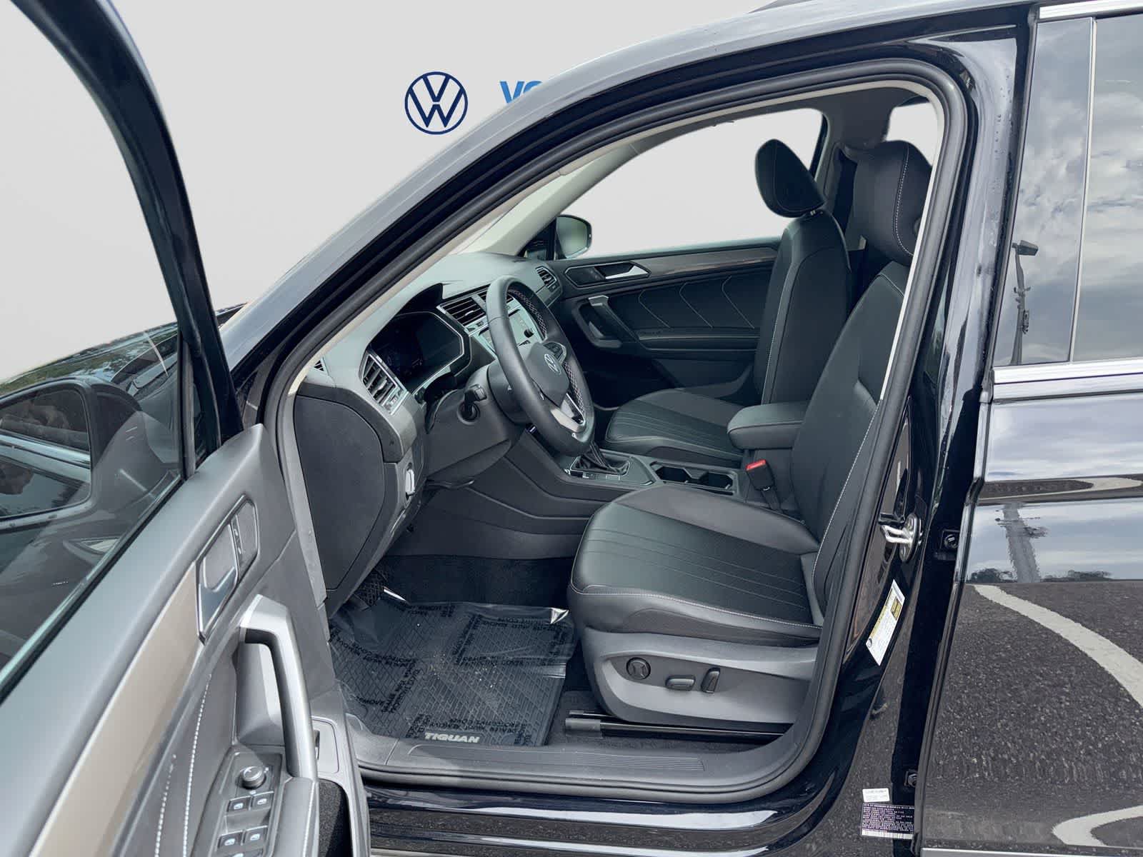 Used 2024 Volkswagen Tiguan SE w/ Panoramic Sunroof Package FWD image 10