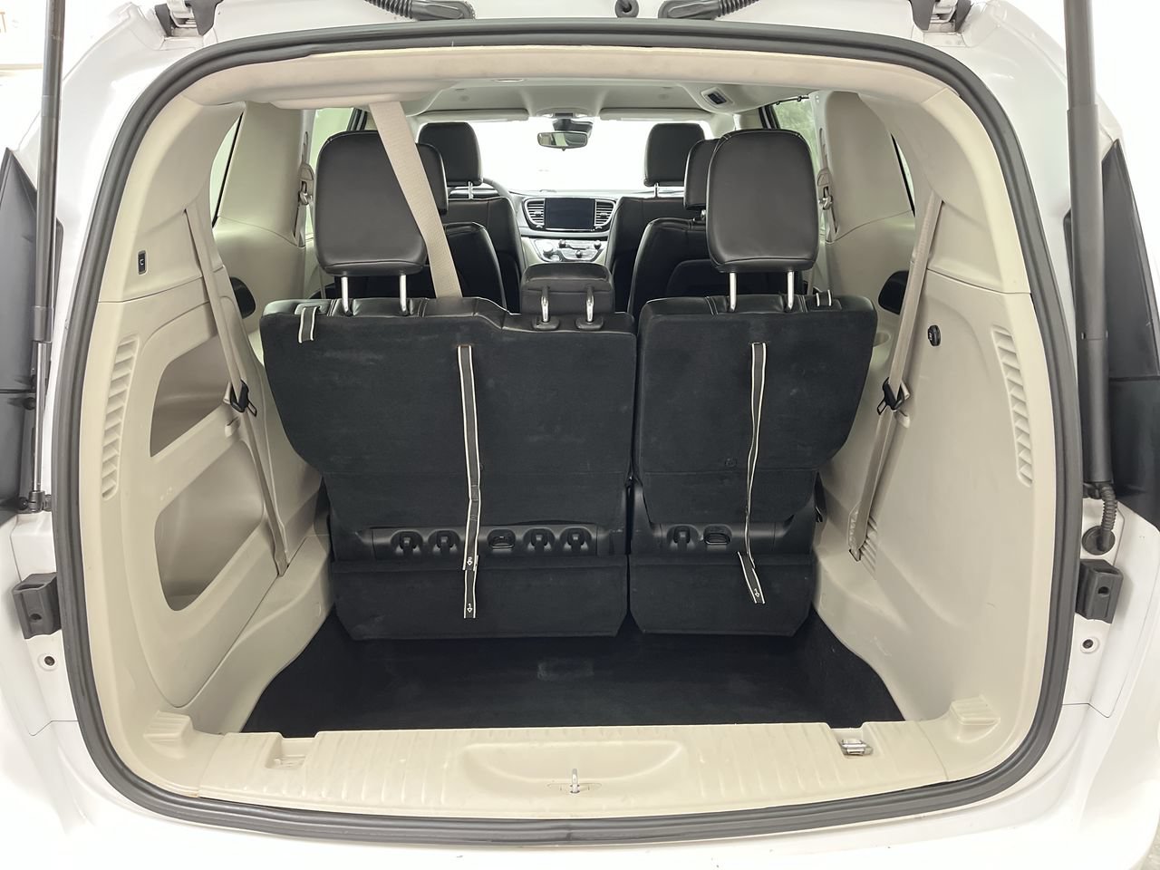 Used 2024 Chrysler Pacifica Touring-L FWD image 29