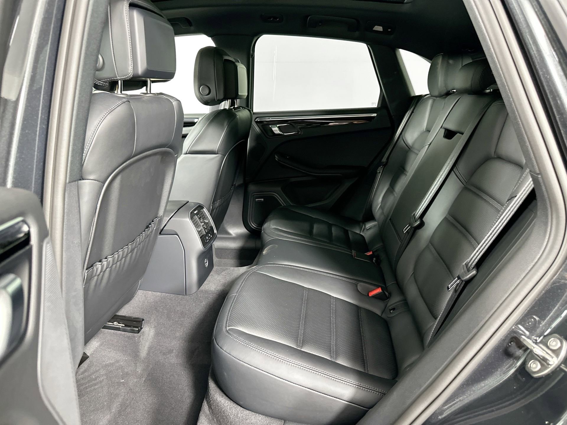 Certified 2025 Porsche Macan image 26