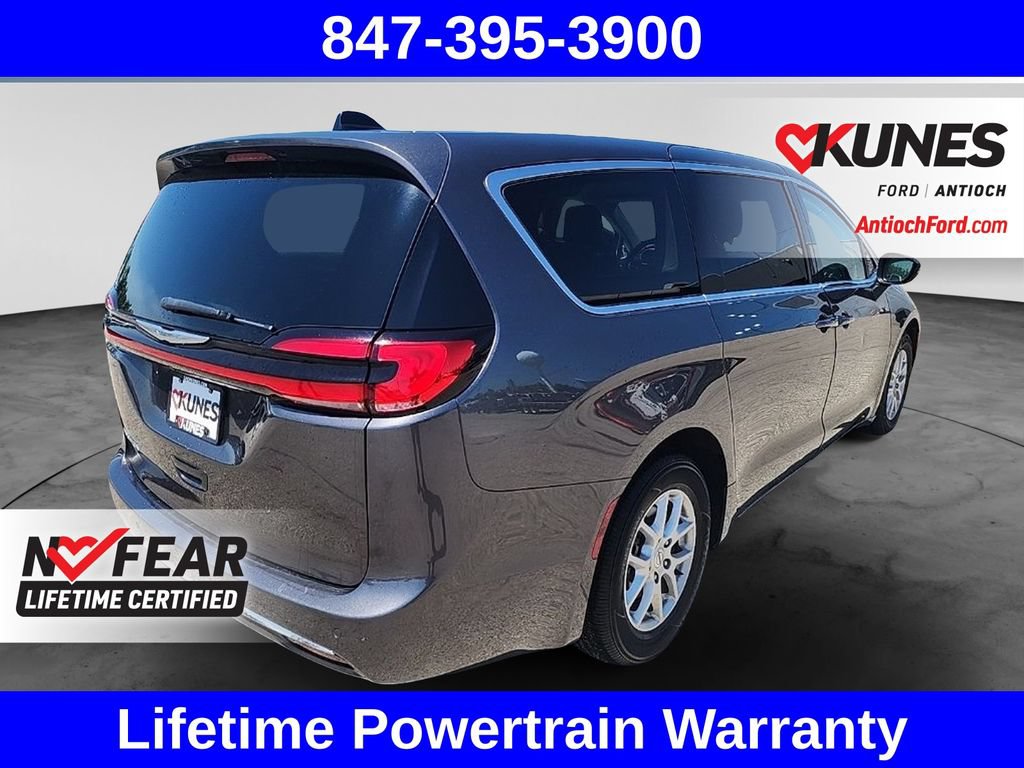 Used 2023 Chrysler Pacifica Touring-L FWD image 10