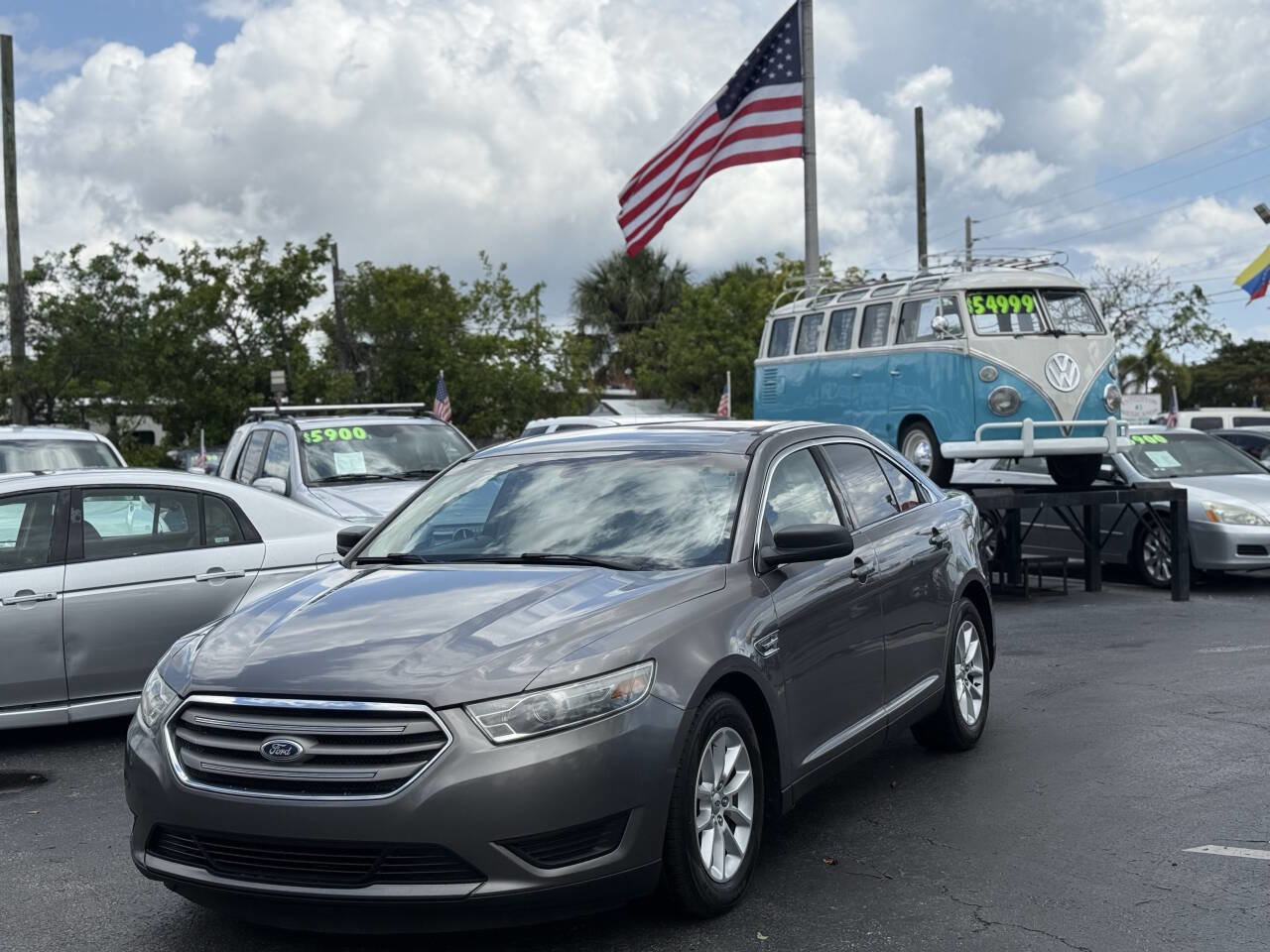Used 2013 Ford Taurus SE image 1