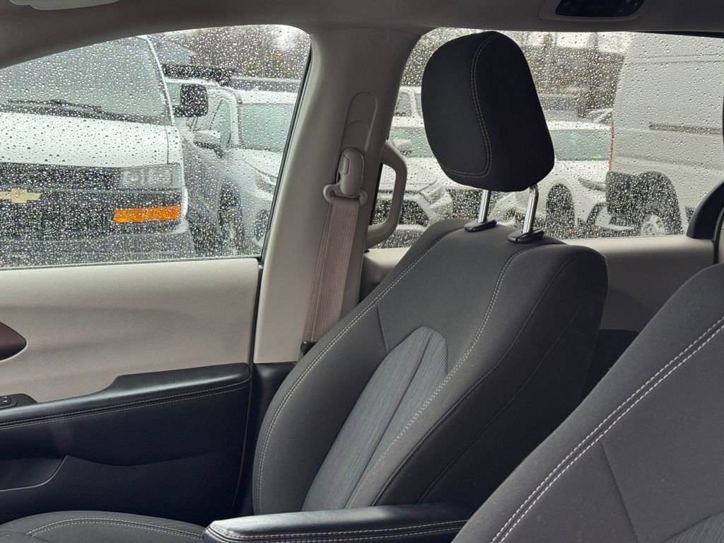 Used 2022 Chrysler Voyager LX image 25