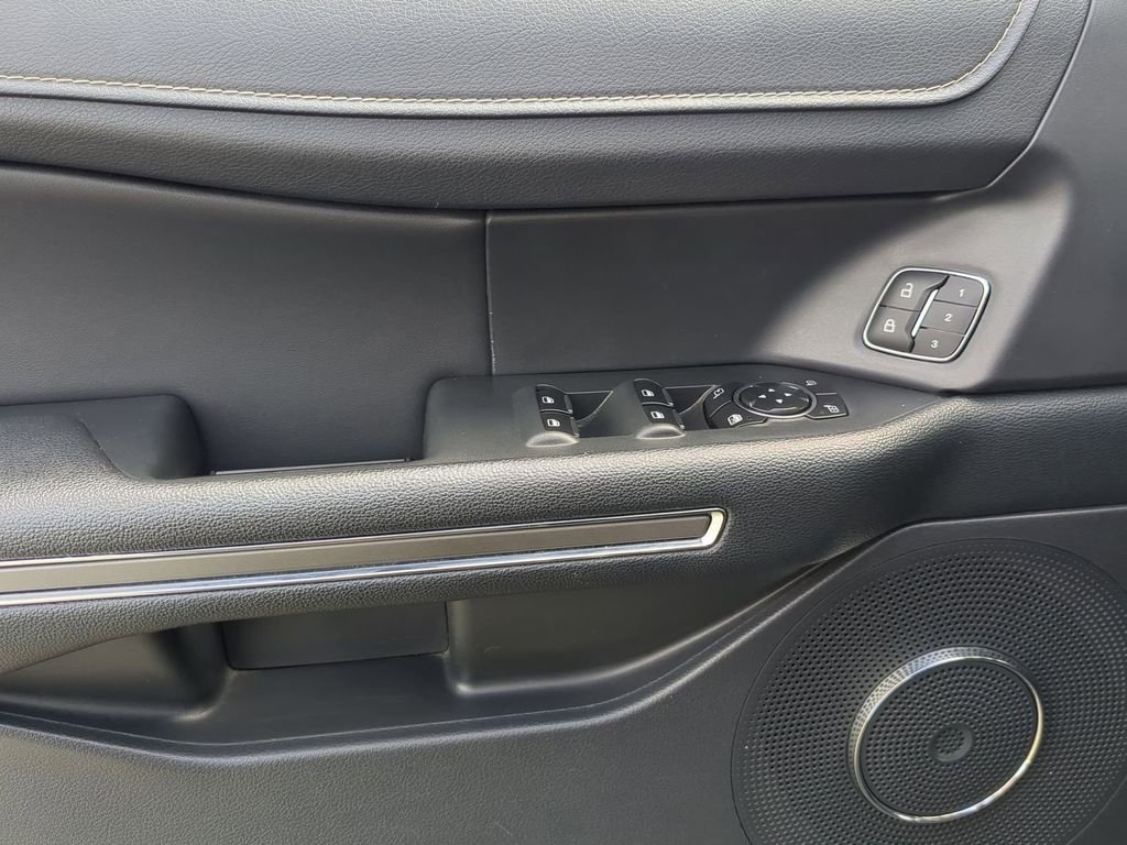 Used 2024 Ford Expedition XLT image 13