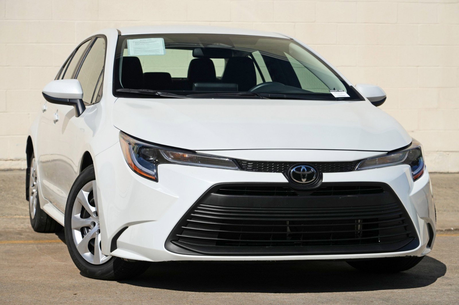 Used 2025 Toyota Corolla LE FWD image 2