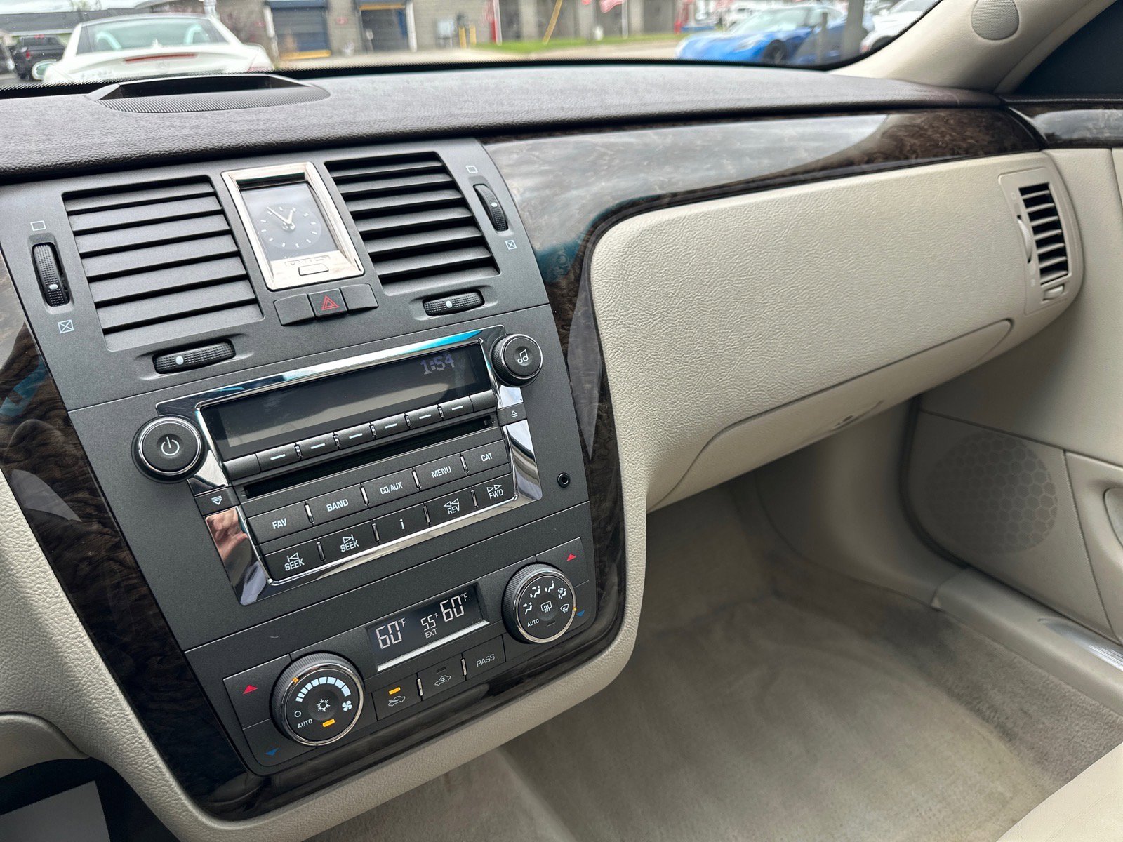 Used 2009 Cadillac DTS w/ Sun And Sound Package FWD image 30