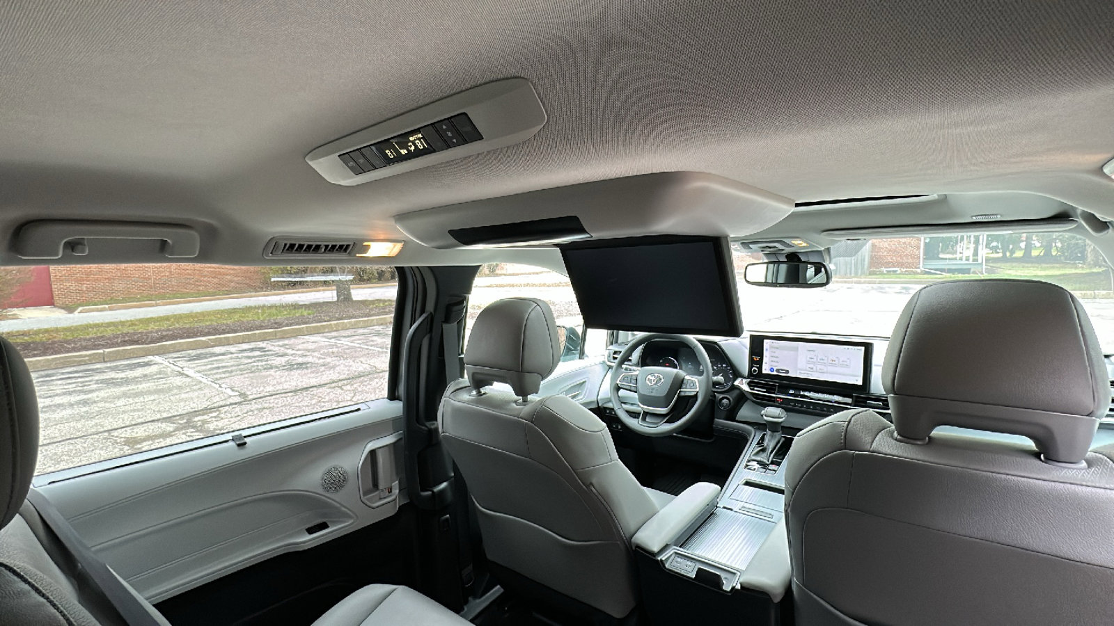 Used 2025 Toyota Sienna XLE w/ XLE Plus Package image 27