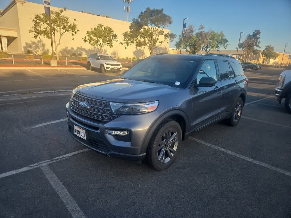 Certified 2021 Ford Explorer XLT w/ Equipment Group 202A AWD/4WD image 1