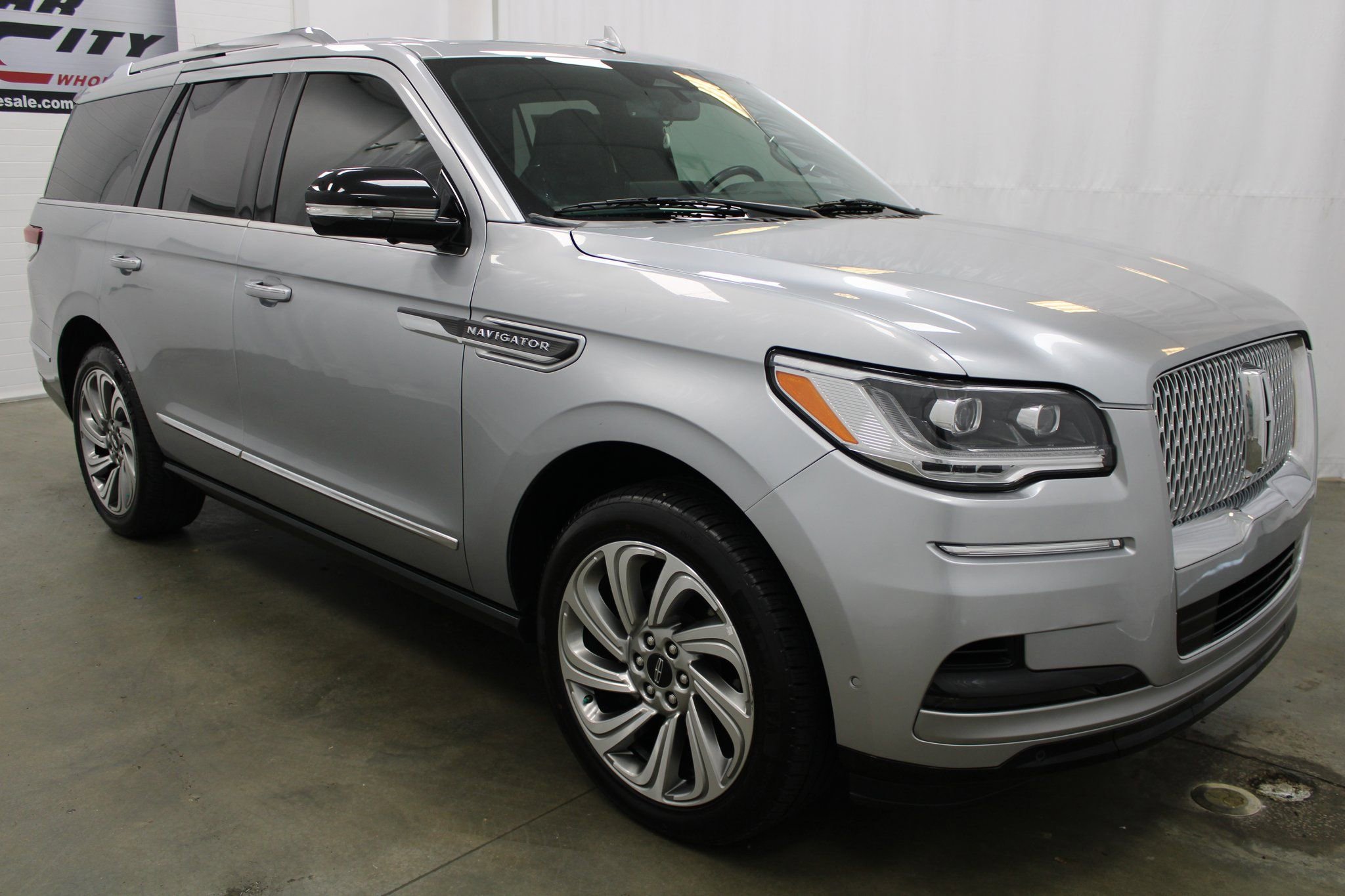 Used 2023 Lincoln Navigator Reserve AWD/4WD image 4