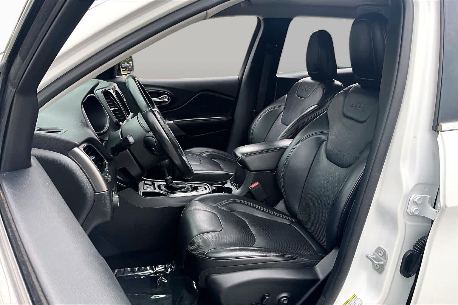 Used 2019 Jeep Cherokee Limited w/ Technology Group FWD image 8