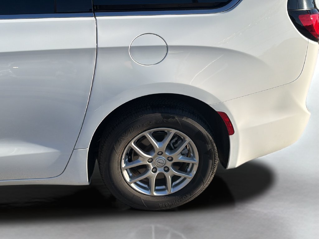 Used 2026 Chrysler Pacifica Select FWD image 32