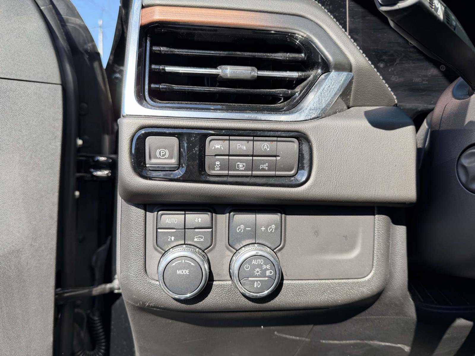 Certified 2025 GMC Yukon XL Denali AWD/4WD image 18