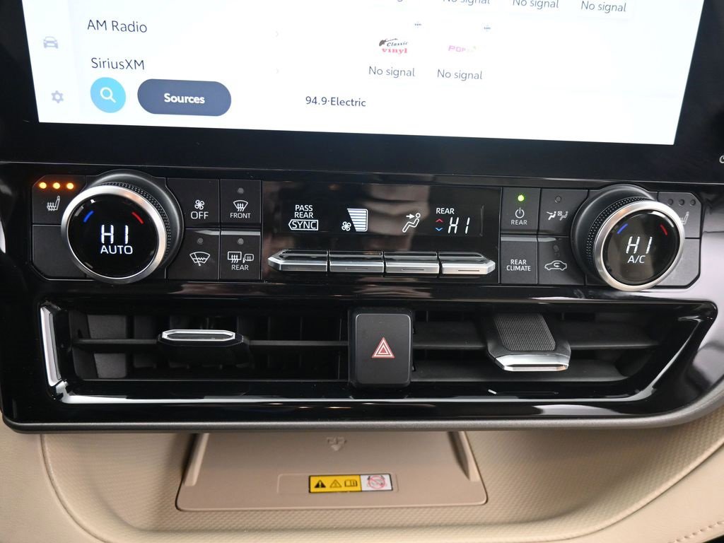 Used 2023 Toyota Highlander XLE image 26