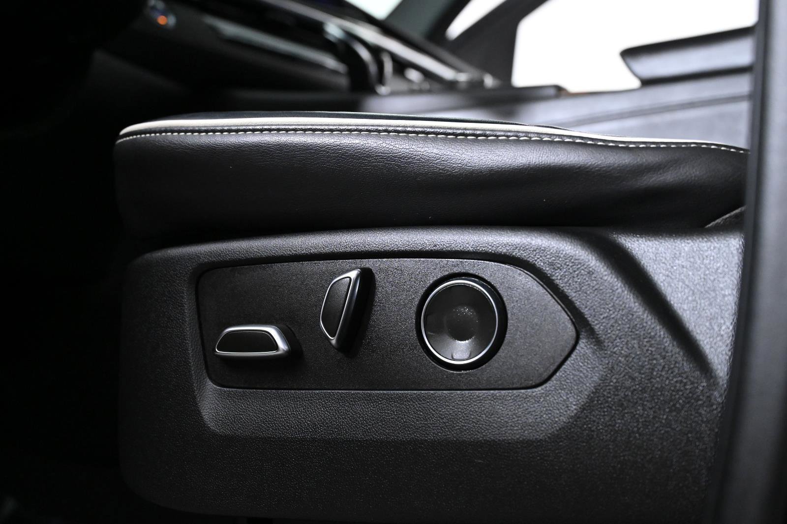 Used 2021 Cadillac Escalade Premium Luxury image 31