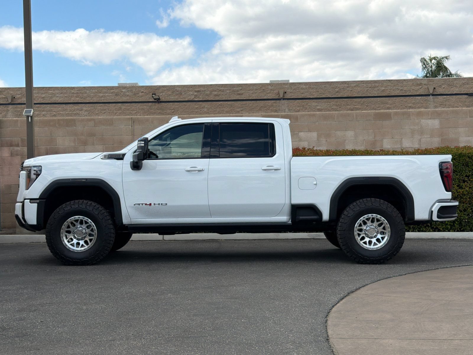 New 2026 GMC Sierra 2500 AT4 w/ AT4 Premium Plus Package AWD/4WD image 7