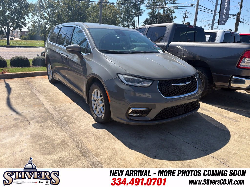 Used 2023 Chrysler Pacifica Touring-L FWD image 2