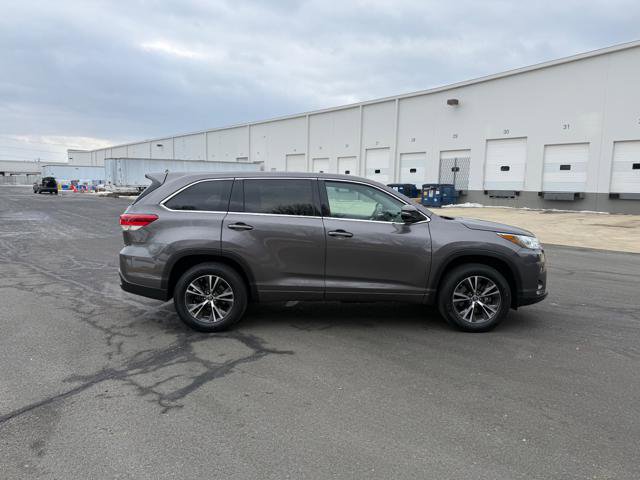 Used 2017 Toyota Highlander LE image 5