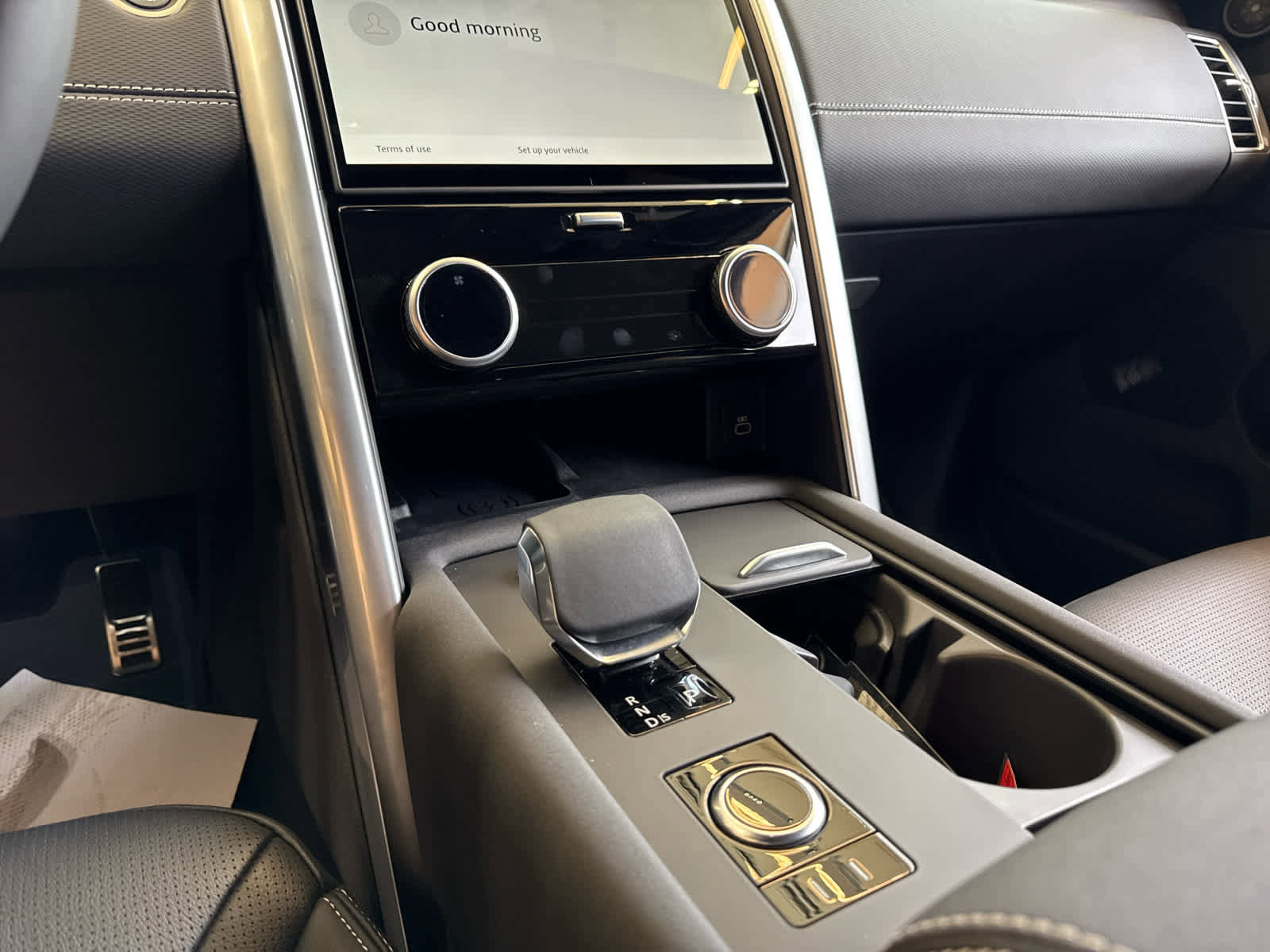 Used 2025 Land Rover Discovery Dynamic SE image 8