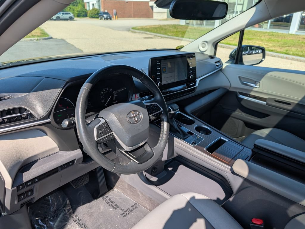 Used 2024 Toyota Sienna XLE w/ XLE Plus Package AWD/4WD image 17