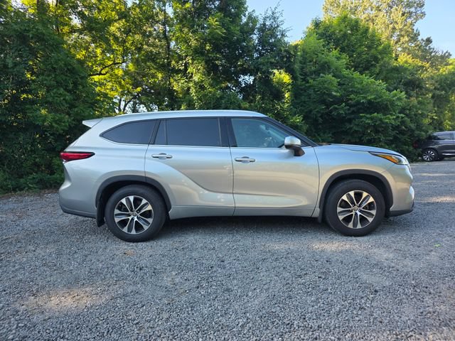Used 2020 Toyota Highlander XLE FWD image 3