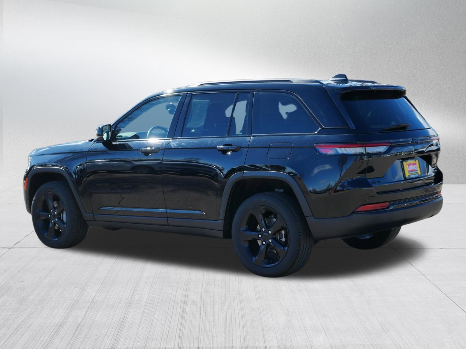 Used 2023 Jeep Grand Cherokee Limited w/ Black Appearance Package AWD/4WD image 5
