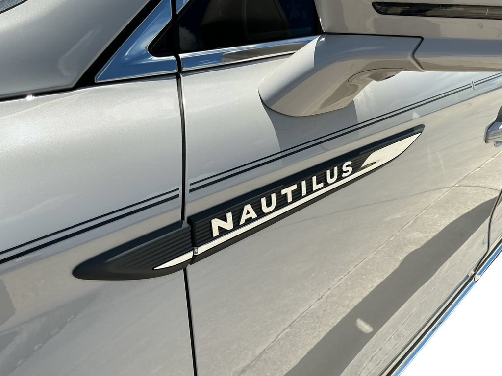 Used 2023 Lincoln Nautilus Reserve w/ Equipment Group 201A FWD image 11