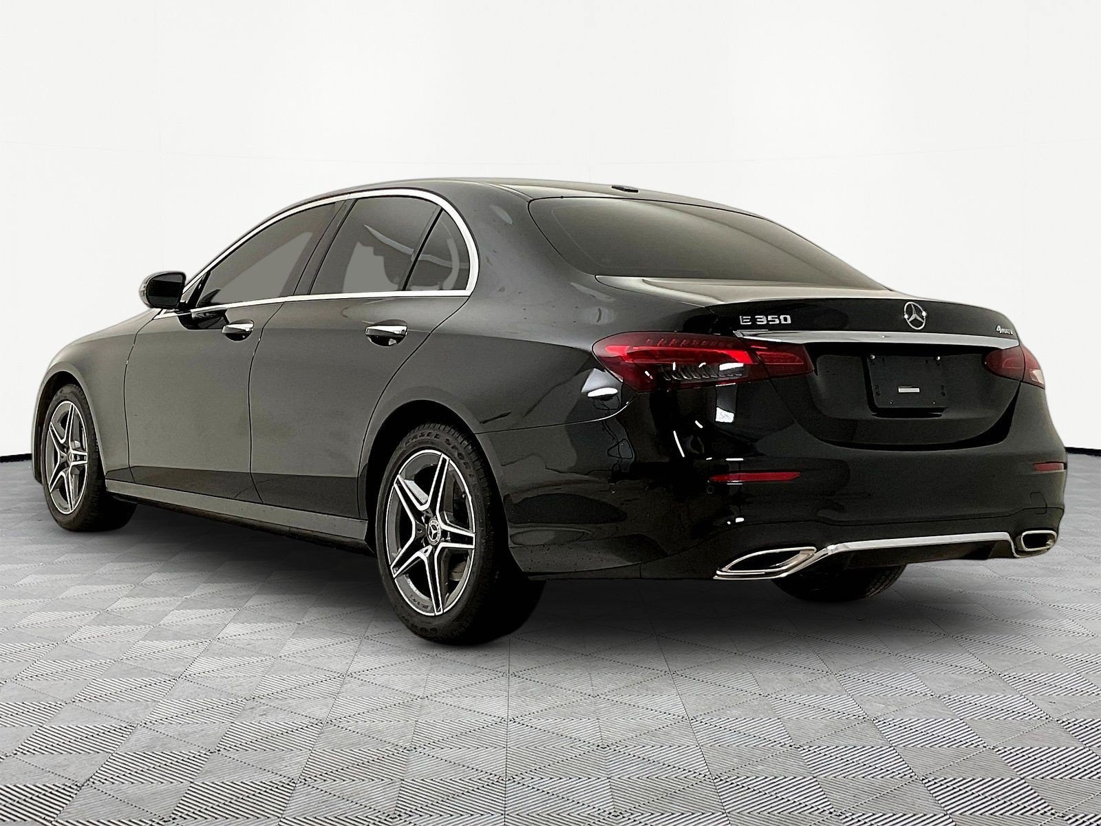 Used 2023 Mercedes-Benz E 350 4MATIC Sedan image 4