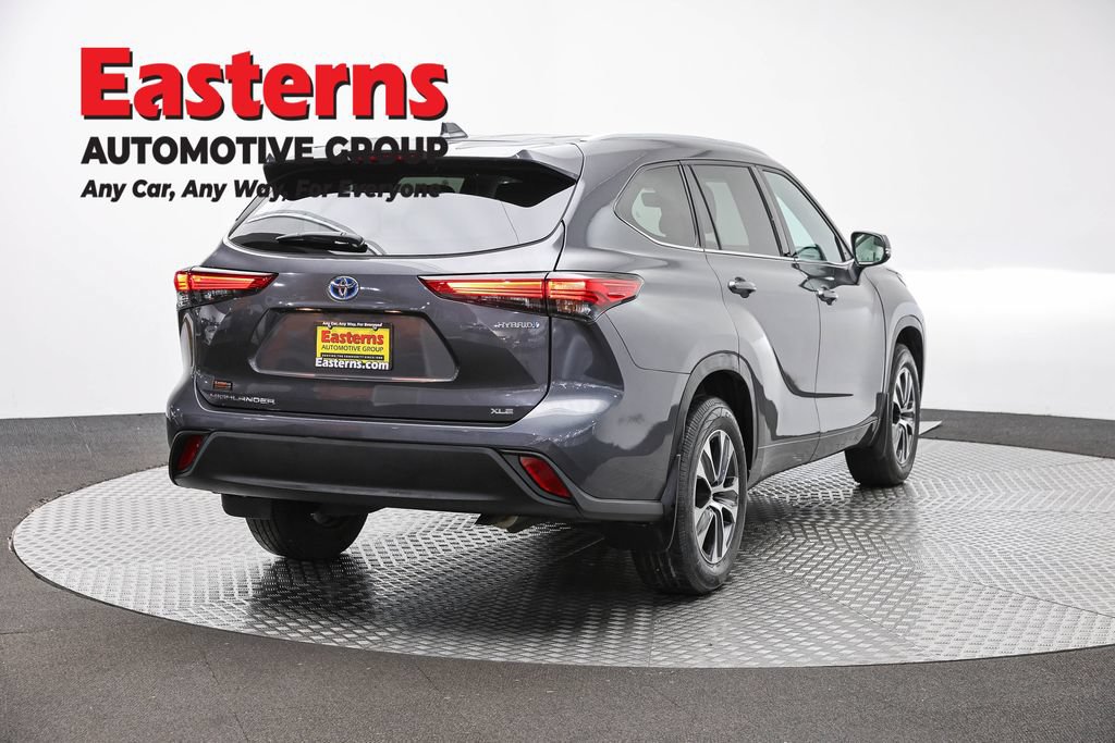 Used 2022 Toyota Highlander XLE AWD/4WD image 5