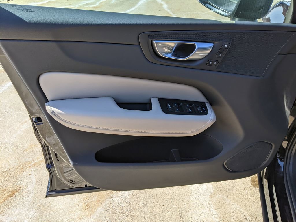 Certified 2026 Volvo XC60 B5 Core image 9