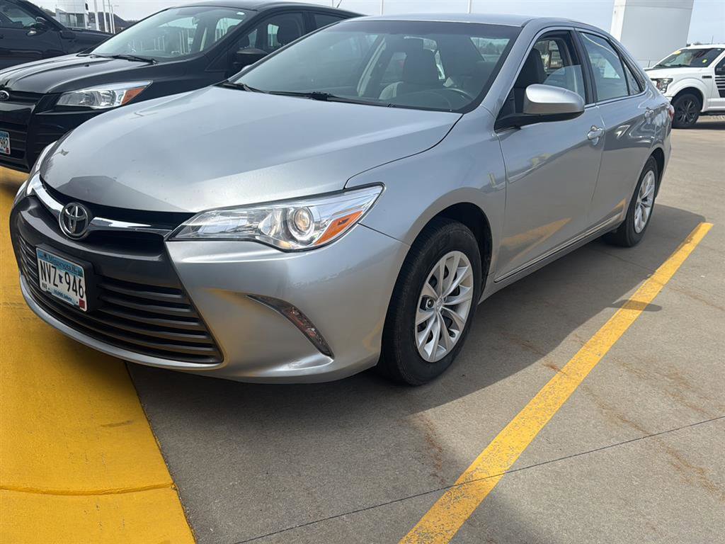 Used 2016 Toyota Camry LE FWD image 3