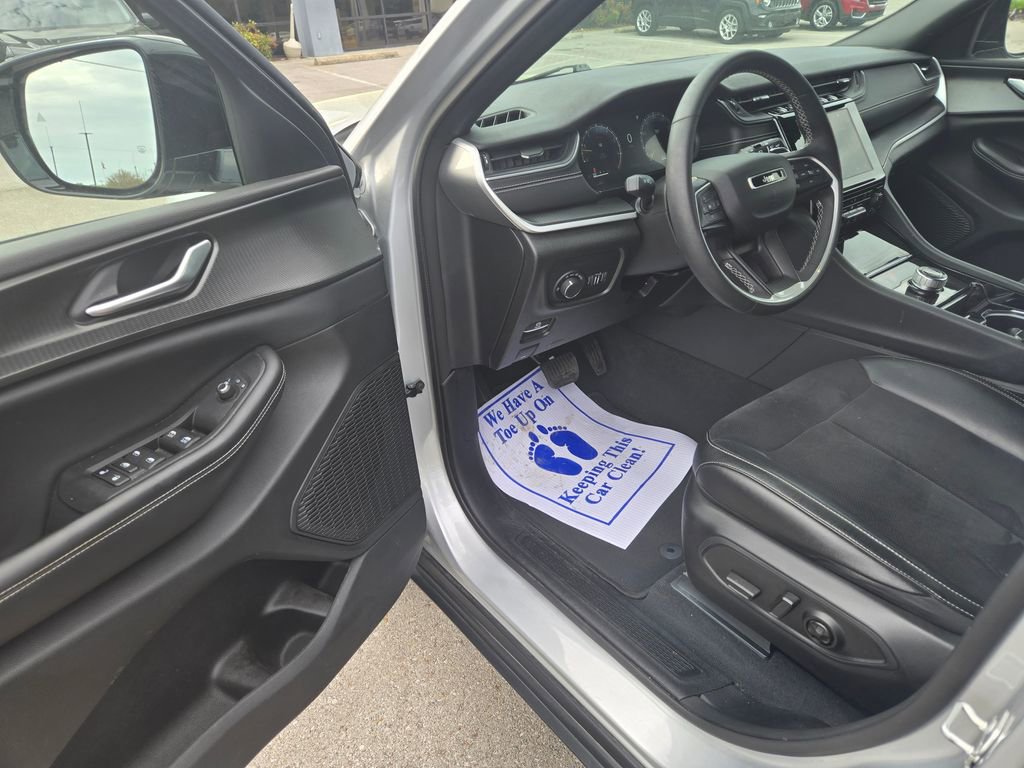 Used 2023 Jeep Grand Cherokee L Laredo AWD/4WD image 6