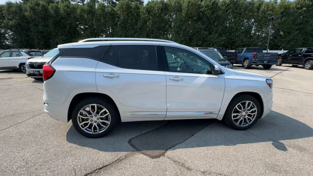 Used 2024 GMC Terrain Denali w/ Denali Premium Package AWD/4WD image 9