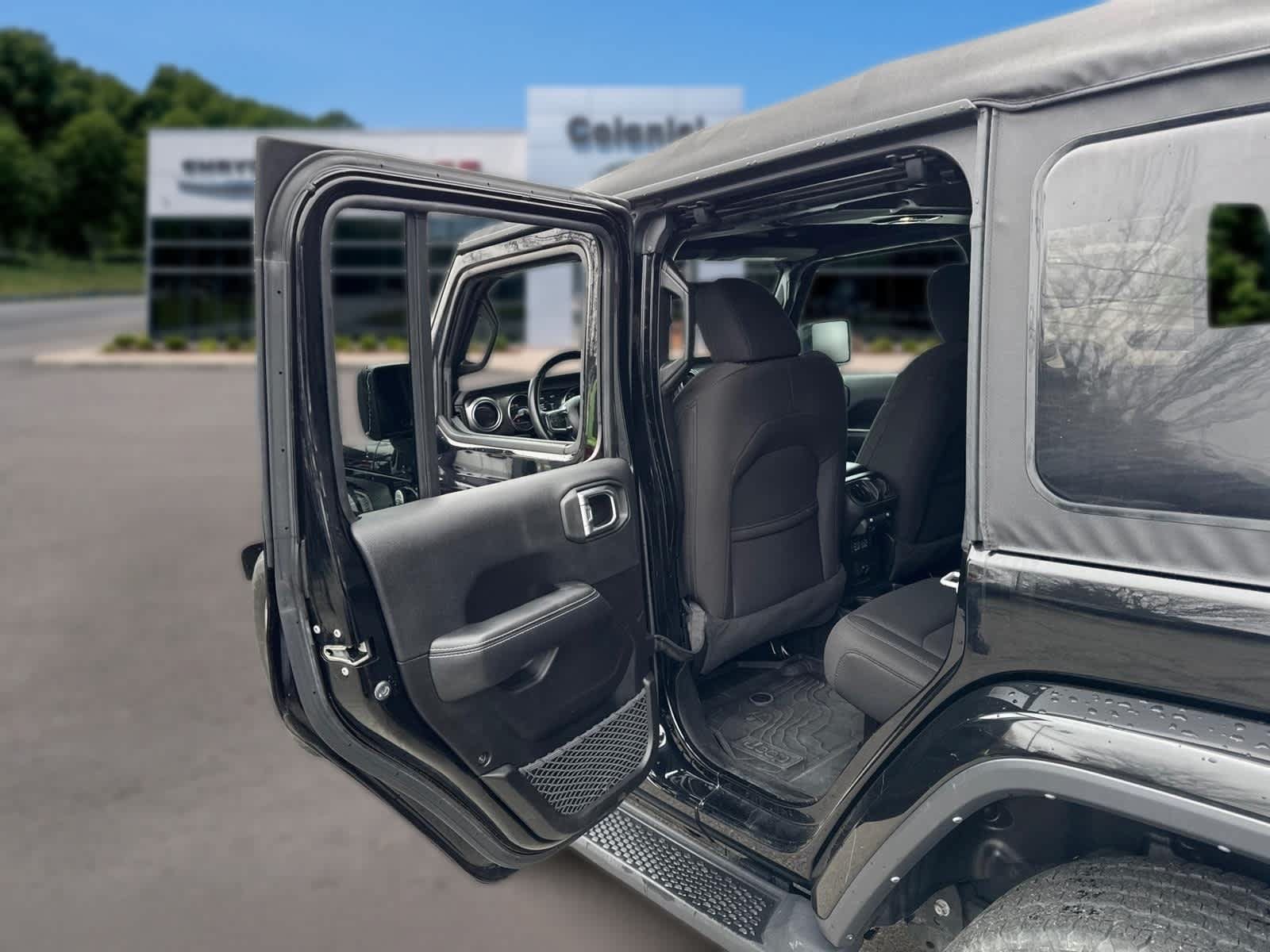 Used 2022 Jeep Wrangler Unlimited Sahara AWD/4WD image 25