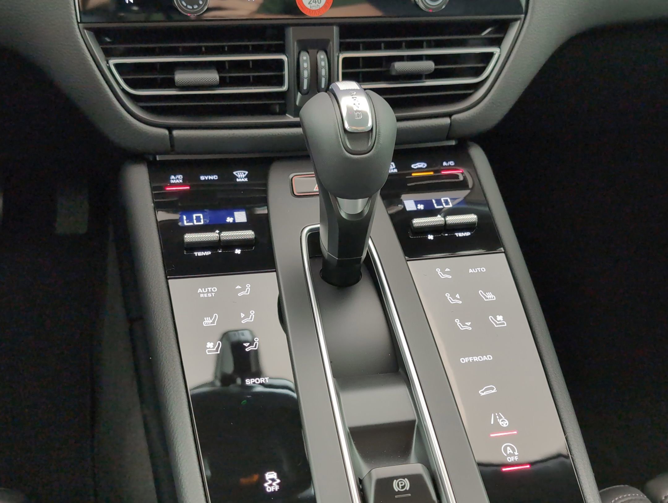Certified 2025 Porsche Macan AWD/4WD image 25