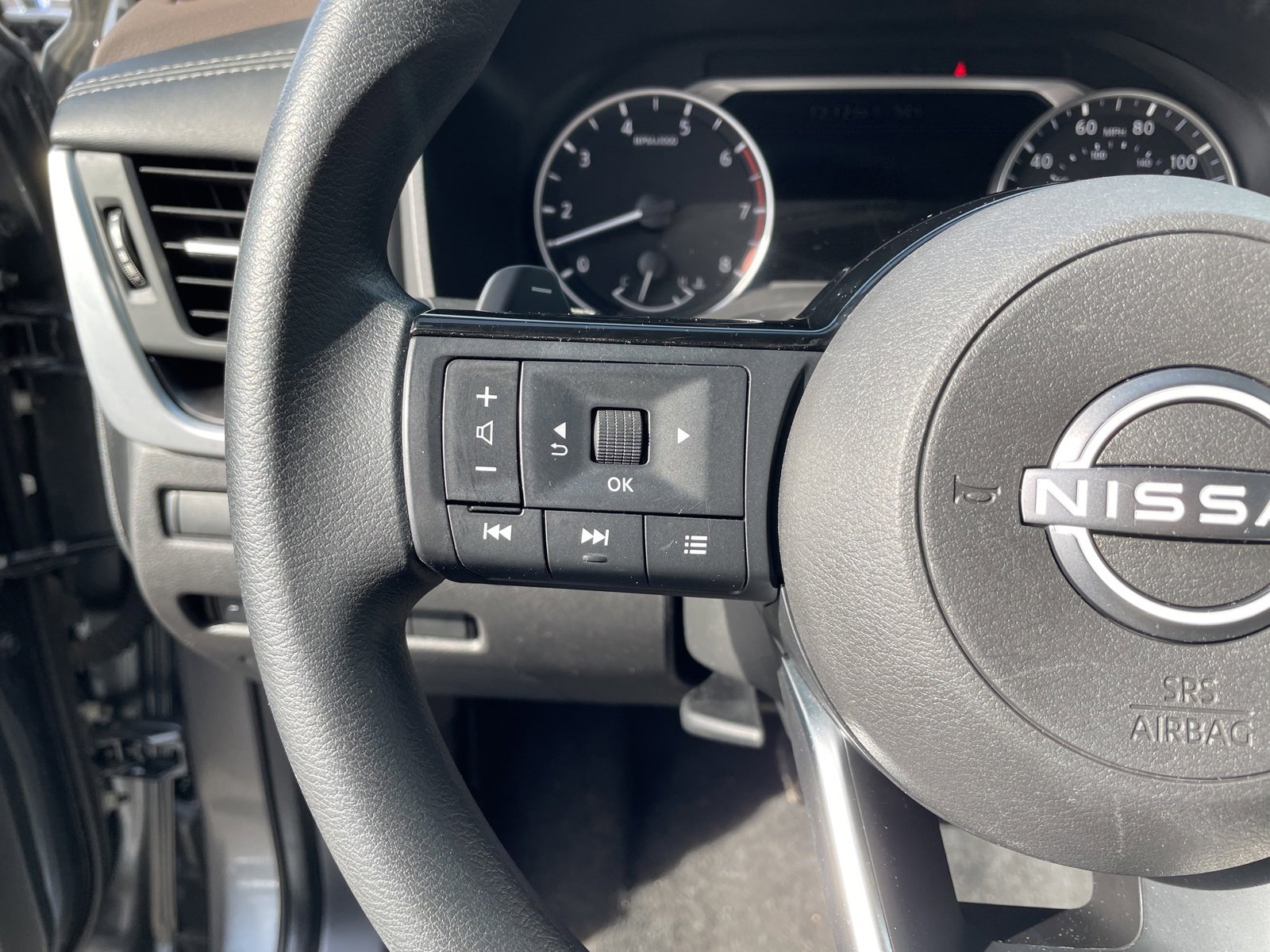 Used 2023 Nissan Rogue SV image 16