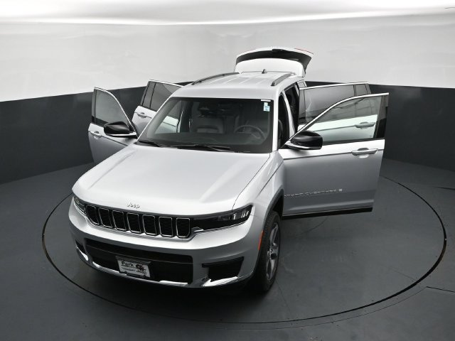 Used 2025 Jeep Grand Cherokee L Limited AWD/4WD image 29