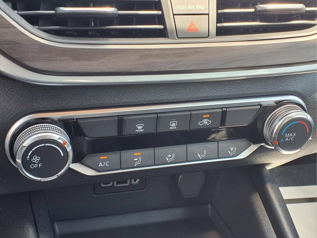 Used 2025 Nissan Altima 2.5 SV FWD image 12