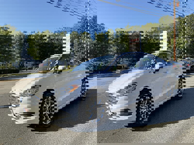 Used 2018 Ford Fusion SE image 1